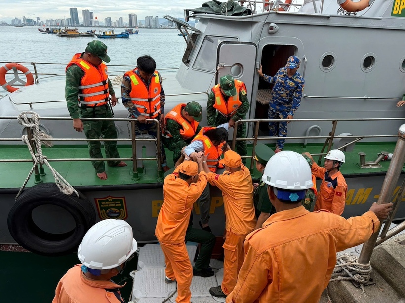 Các lực lượng phối hợp đưa nạn nhân T.T.P về bờ an toàn. Ảnh VMRCC