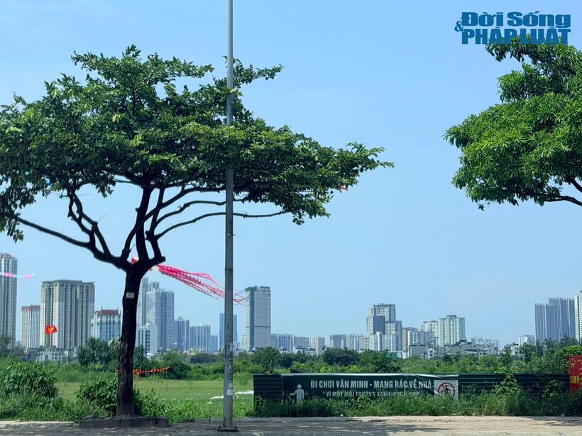 Khu đất dự án hiện vẫn là không gian trống, người dân tận dụng để thả diều, vui chơi vào buổi chiều.