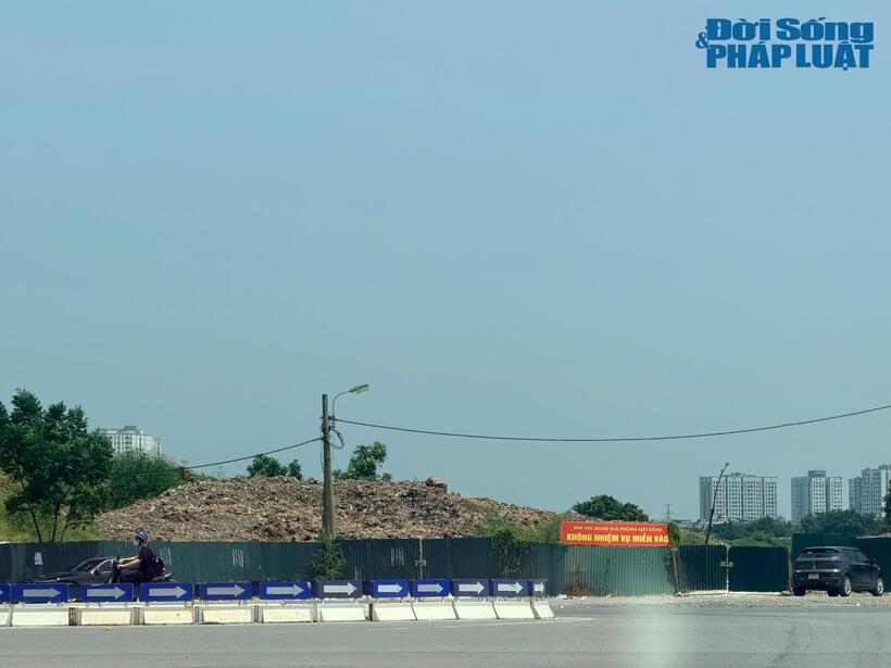Hệ thống hàng rào, cổng ra vào đã được dựng tại khu vực dự án.