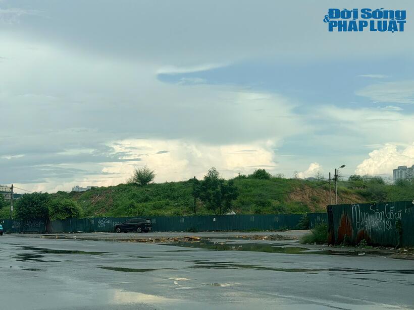 Khu đất thực hiện dự án Công viên văn hóa – vui chơi giải trí – thể thao Hà Đông hiện được quây tôn, chuẩn bị cho các bước triển khai tiếp theo.