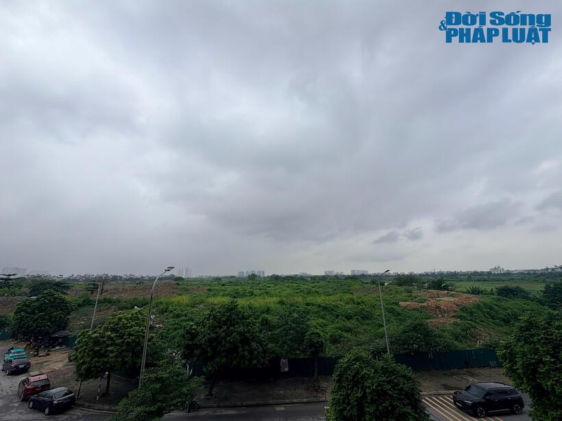 Một phần diện tích dự án hiện được tận dụng làm nơi tập kết tạm thời đất đào từ các dự án hồ điều hòa thuộc chương trình chống ngập của Hà Nội.