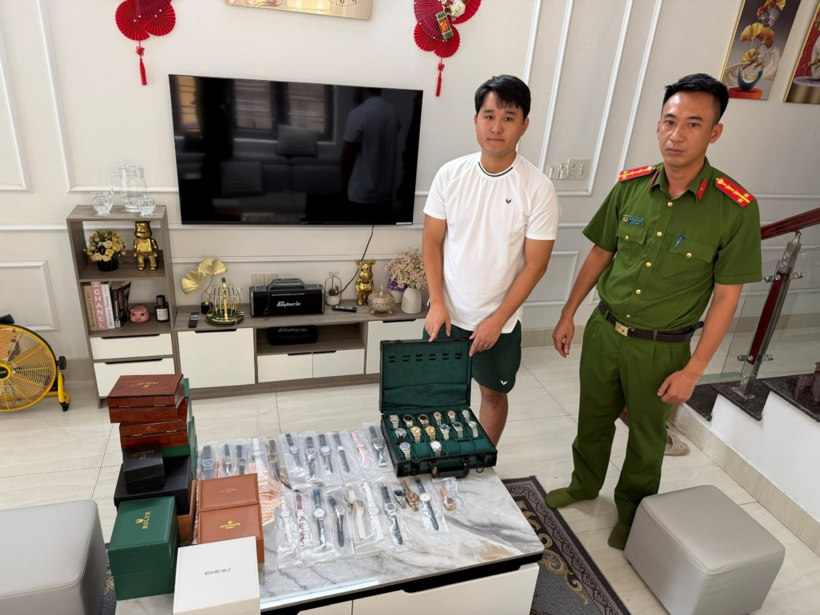 Vũ Văn Đạt (áo trắng) và số tang vật bị thu giữ. Ảnh: Trang thông tin điện tử Công an tỉnh Quảng Ninh