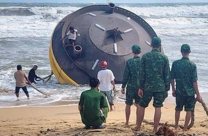Vật thể khổng lồ có chữ 'CHINA BUOY SF303' trôi dạt vào bờ biển Quảng Ngãi thời điểm năm 2024. Ảnh: Văn Tánh/Tuổi Trẻ