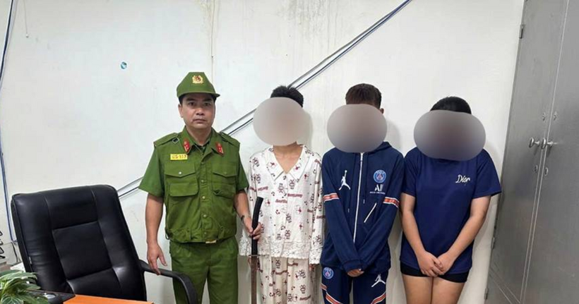 Các đối tượng và tang vật tại trụ sở Công an xã Quốc Oai. (Ảnh: Công an Hà Nội)