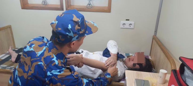 Chị P. được chăm sóc trên tàu hải quân. Ảnh: Tiền phong
