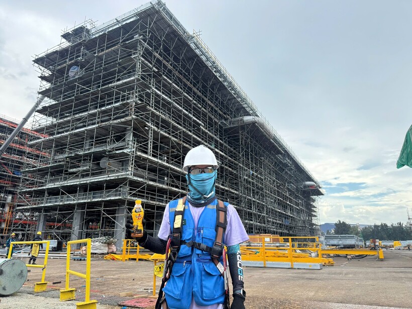 Nhờ tiếp năng lượng mỗi ngày với Number 1, anh Đỗ Cao Thức may mắn trở thành khách hàng thứ 2 trúng giải Đặc biệt trị giá 100 triệu đồng từ chương trình “Xé ngay trúng liền” trong hè năm nay. (Ảnh: NVCC).