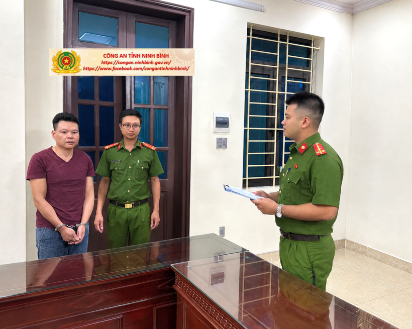 Cơ quan Cảnh sát điều tra Công an tỉnh Ninh Bình ra Quyết định khởi tố vụ án hình sự, khởi tố bị can và ra Lệnh bắt bị can để tạm giam đối với Đoàn Hải Đảo về hành vi “Lừa đảo chiếm đoạt tài sản”. Ảnh Công an tỉnh Ninh Bình.