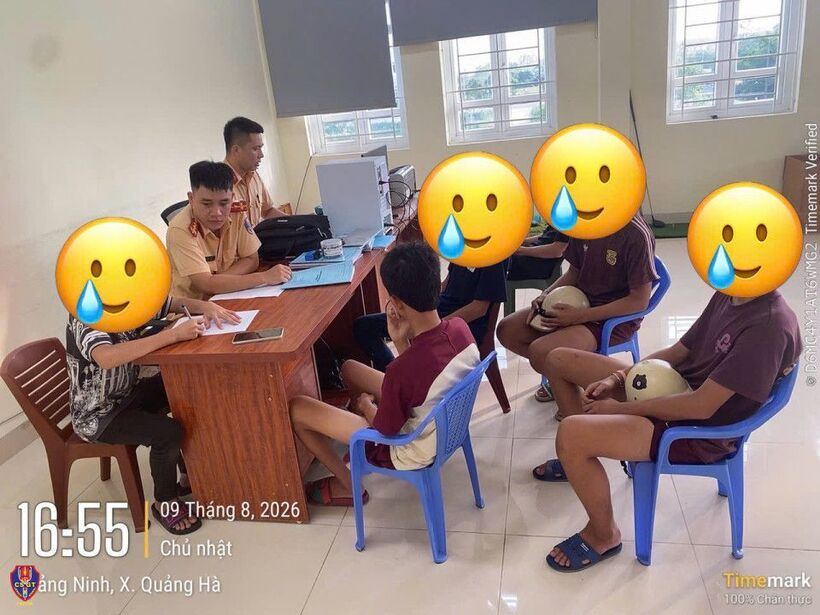 Nhóm thanh thiếu niên “câu view” bằng những hành vi nguy hiểm bị CSGT xử lý. Ảnh lực lượng CSGT.