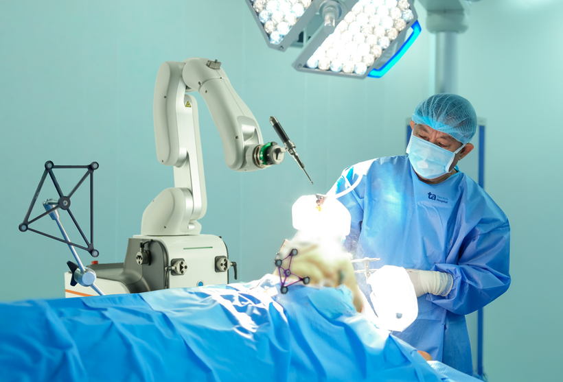 Các bác sĩ Tâm Anh đang phẫu thuật một trong hơn 100 ca thay khớp đầu tiên bằng robot AI CUVIS-Joint. Ảnh: Bệnh viện Đa khoa Tâm Anh