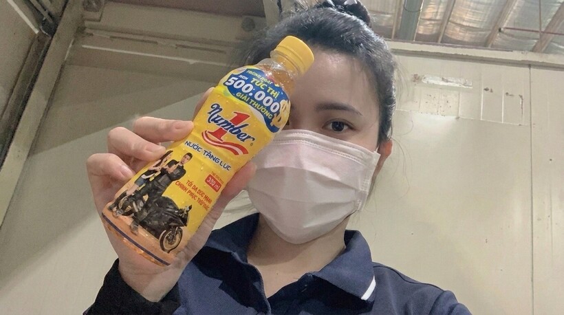 Cùng với anh Thức, chị Trần Thị Mỹ Lệ, một công nhân làm việc tại Đồng Nai là khách hàng đầu tiên trúng giải Đặc biệt 100 triệu đồng từ chương trình "Xé ngay trúng liền" hè 2026  1. (Ảnh: NVCC).