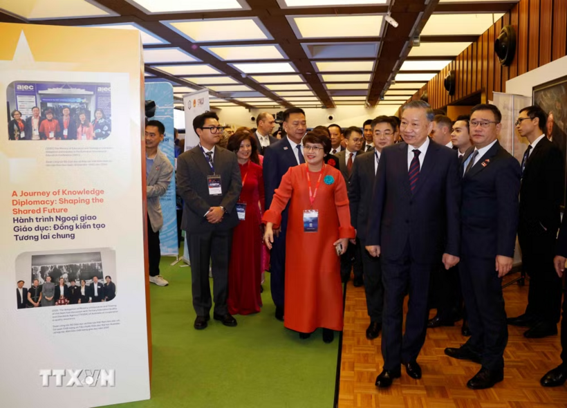 Tổng Bí thư, Chủ tịch nước Tô Lâm tham quan khu vực triển lãm, trưng bày thành tựu hợp tác khoa học công nghệ, đổi mới sáng tạo, đầu tư và giáo dục giữa Việt Nam-Australia - Ảnh: TTXVN