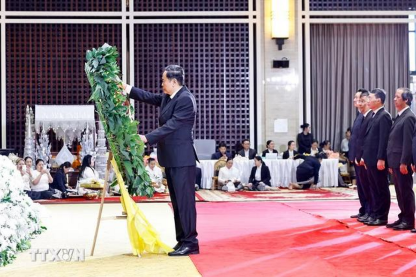 Chủ tịch Quốc hội dẫn đầu Đoàn đại biểu cấp cao của Đảng, Nhà nước Việt Nam viếng đồng chí Xaysomphone Phomvihane, Ủy viên Bộ Chính trị, Chủ tịch Quốc hội Lào (Ảnh: TTXVN).