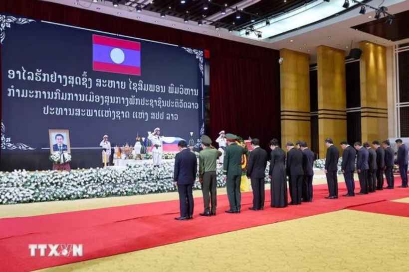 Đoàn đại biểu cấp cao của Đảng, Nhà nước Việt Nam dành phút tưởng niệm cố Chủ tịch Quốc hội Lào (Ảnh: TTXVN).