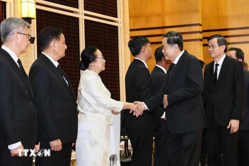 Chủ tịch Quốc hội dẫn đầu Đoàn đại biểu cấp cao của Đảng, Nhà nước Việt Nam viếng đồng chí Xaysomphone Phomvihane, Ủy viên Bộ Chính trị, Chủ tịch Quốc hội Lào (Ảnh: TTXVN).