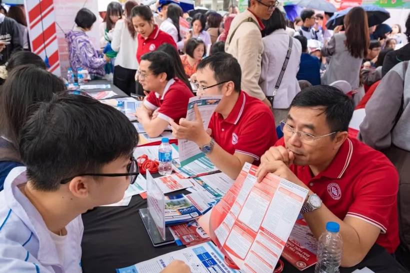 Các chuyên gia tư vấn cho thí sinh, phụ huynh. Ảnh: Tiền phong