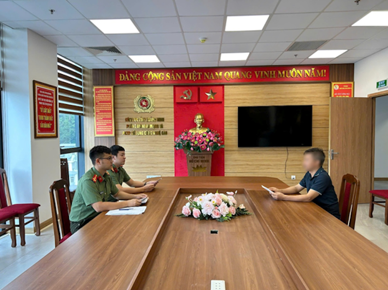 Cơ quan Công an làm việc với anh V.T.H. Ảnh: Công an tỉnh Quảng Ninh