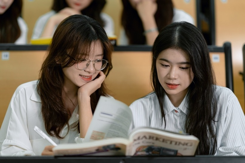 Việc ngành Trí tuệ nhân tạo lần đầu tiên ghi nhận mức điểm trúng tuyển tuyệt đối, cùng sự vươn lên mạnh mẽ của các ngành vi mạch, bán dẫn không chỉ thiết lập nên những kỷ lục mới mà còn phản ánh rõ nét sự gia tăng vượt bậc về chất lượng nguồn tuyển tại các trường đại học hàng đầu. Ảnh minh họa: Luật sư Việt Nam