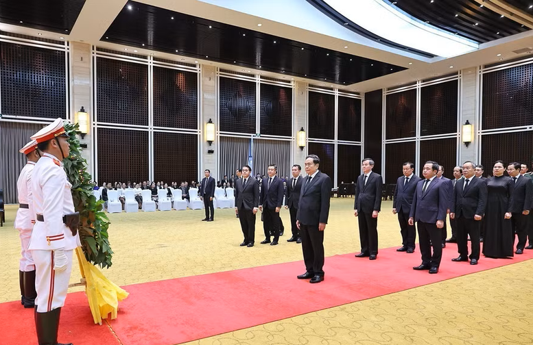 Chủ tịch Quốc hội Trần Thanh Mẫn dẫn đầu Đoàn đại biểu cấp cao của Đảng, Nhà nước Việt Nam viếng đồng chí Saysomphone Phomvihane, Ủy viên Bộ Chính trị, Chủ tịch Quốc hội Lào. Ảnh: TTXVN
