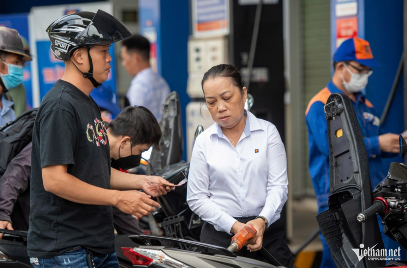 Giá xăng dầu trong nước được điều chỉnh giảm từ tuần trước. Ảnh Tuấn Hùng.
