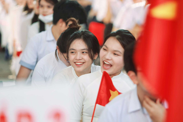 Hình thành ở học sinh các giá trị cốt lõi của con người Việt Nam, lòng yêu nước, ý thức thượng tôn pháp luật, khát vọng cống hiến và trách nhiệm xã hội. Ảnh: MOET