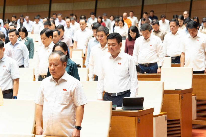 Các đại biểu Quốc hội đã dành một phút mặc niệm tưởng nhớ Chủ tịch Quốc hội Lào (Ảnh: Media Quốc hội).
