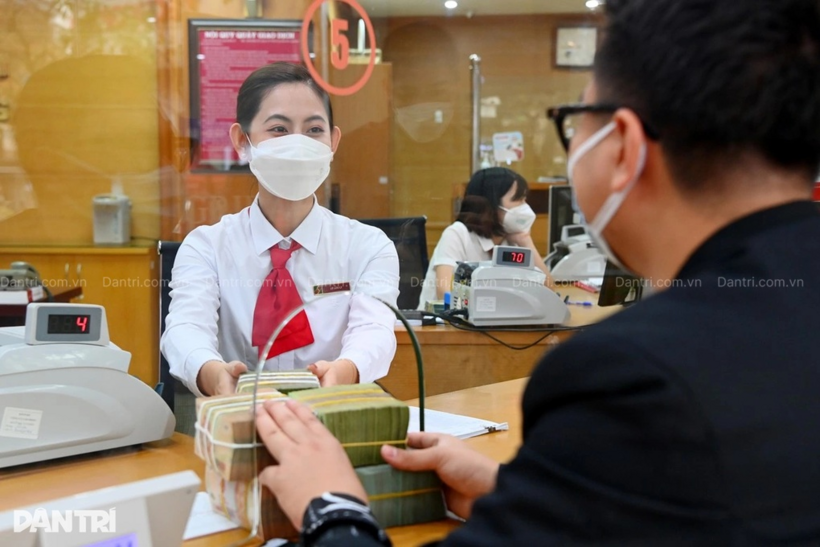 Giao dịch ngân hàng (Ảnh: Tiến Tuấn)./ Theo báo Dân trí.