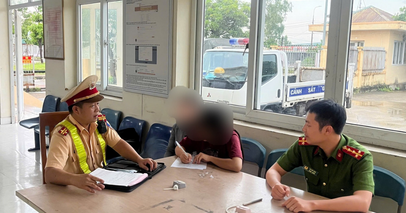 Lực lượng chức năng làm việc với trường hợp vi phạm. (Ảnh: Công an tỉnh Quảng Ninh)