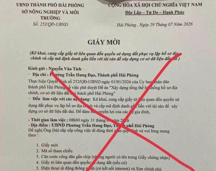Các đối tượng làm giả “Giấy mời” mang danh nghĩa UBND hoặc Sở Nông nghiệp và Môi trường, sau đó gửi trực tiếp đến nhà dân hoặc phát tán qua mạng xã hội như Zalo, Facebook. Ảnh Công an thành phố Hải Phòng.