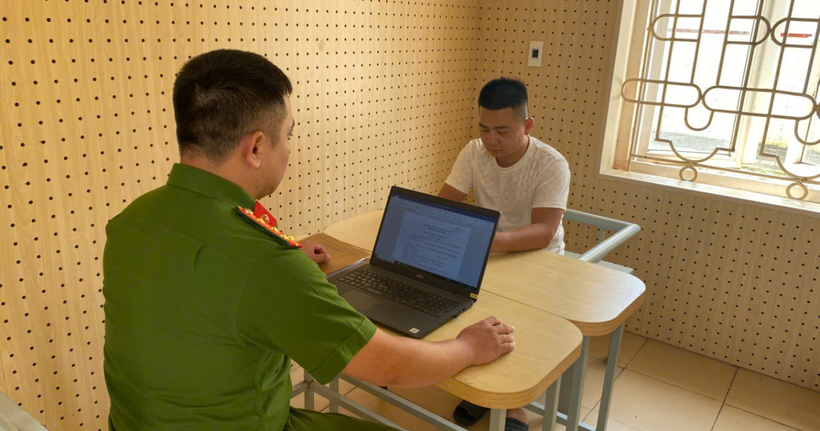 Cơ quan CSĐT làm việc, lấy lời khai Đỗ Văn Hoè. (Ảnh: Công an Phú Thọ)