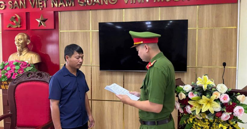 Cơ quan Cảnh sát điều tra Công an tỉnh Quảng Ninh tống đạt Quyết định khởi tố bị can đối với Nguyễn Duy Hưng. (Ảnh: Công an Quảng Ninh)