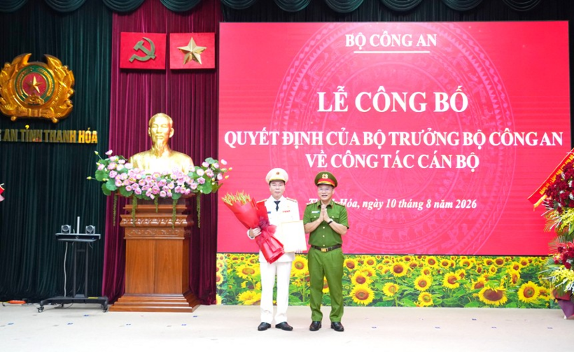 Thượng tướng Nguyễn Văn Long, thứ trưởng Bộ Công an chúc mừng Đại tá Hoàng Quốc Việt được bổ nhiệm giữ chức Giám đốc Công an tỉnh Thanh Hóa (Ảnh: CATH).