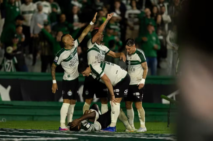 Jacy nằm sân đau đớn sau khi ăn mừng bàn thắng vào lưới Chapecoense và nhảy xuống hầm. Ảnh: AGIF