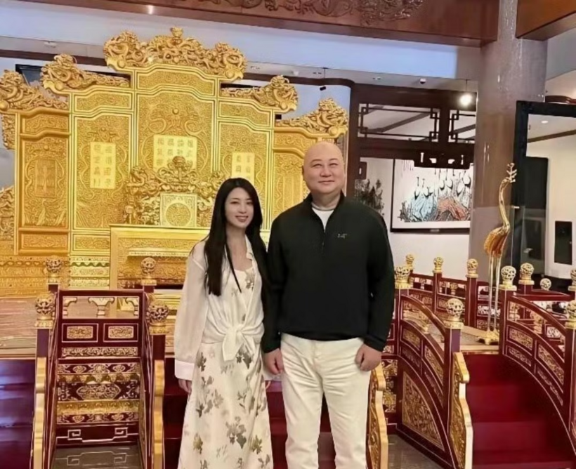 Người hâm mộ chụp hình kỷ niệm cùng Trì Trọng Thụy tại bảo tàng gỗ tử đàn. Ảnh: Chinanews
