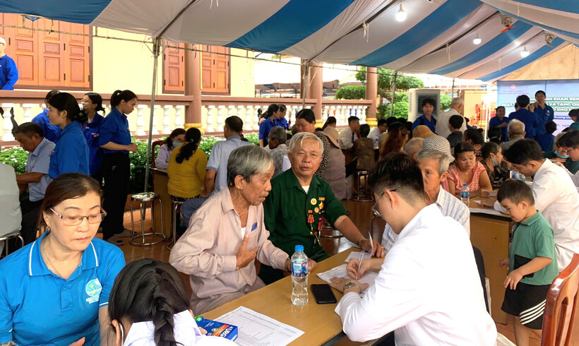Đội ngũ y bác sĩ chuyên môn cao và giàu tâm huyết của Đại học Y Dược TP.HCM khám bệnh cho bà con xã Long Phước. Ảnh DNCC