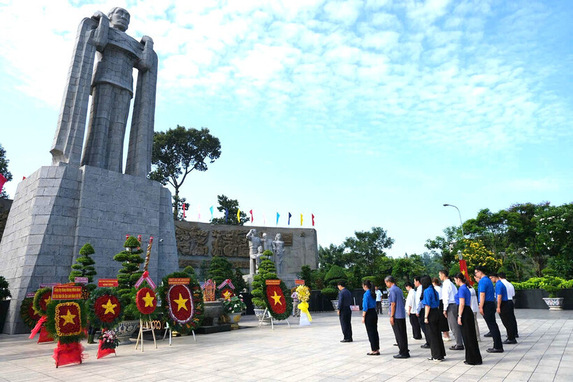 Đoàn công tác Sasco - ACV - Đại học Y Dược TP.HCM dâng hương, dâng hoa tưởng niệm các anh hùng liệt sĩ. Ảnh DNCC