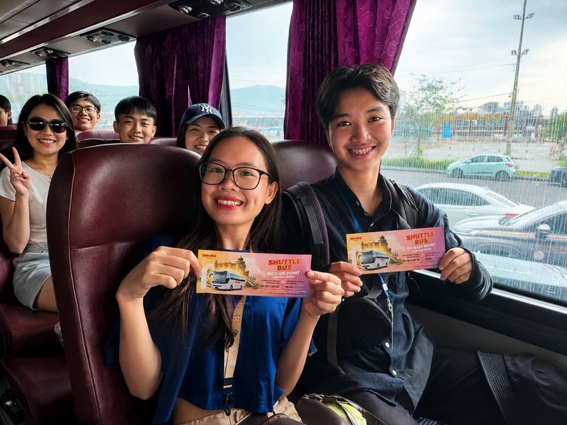 Du khách được nhận vé xe bus miễn phí Ảnh Sun Group