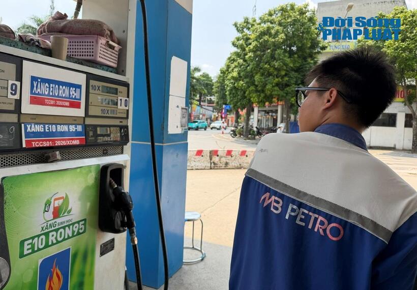 Giá xăng dầu trong nước dự kiến sẽ được điều chỉnh vào chiều mai 13/8. Ảnh: Dương Thu.