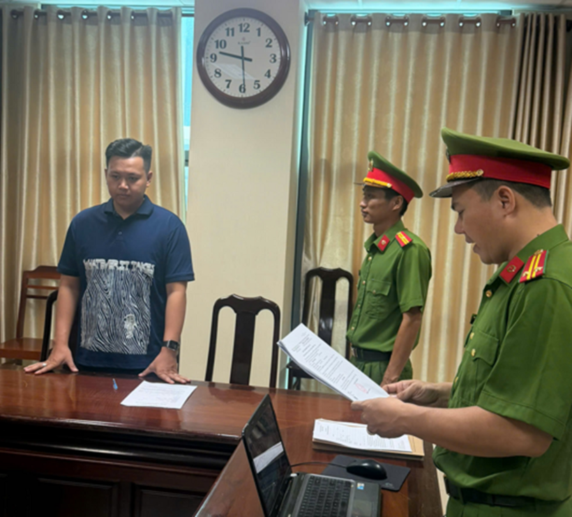 Đại diện Cơ quan Cảnh sát điều tra tống đạt các quyết định tố tụng đối với Huỳnh Thanh Hiển, chủ cửa hàng Thanh Hiển Luxury. Ảnh: Công an Cần Thơ