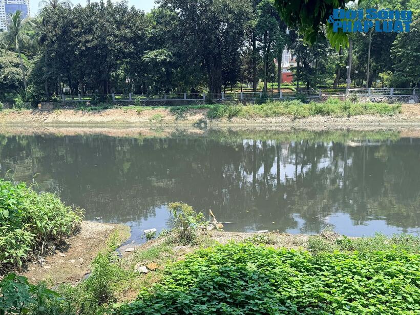 Nước thải từ khu dân cư chảy ra sông Nhuệ, tạo thêm áp lực lên chất lượng nguồn nước.