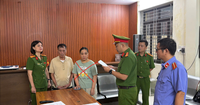 Cơ quan CSĐT Công an tỉnh Hưng Yên thi hành Lệnh bắt bị can để tạm giam đối với Bùi Thị Hoài. (Ảnh: Công an tỉnh Hưng Yên)
