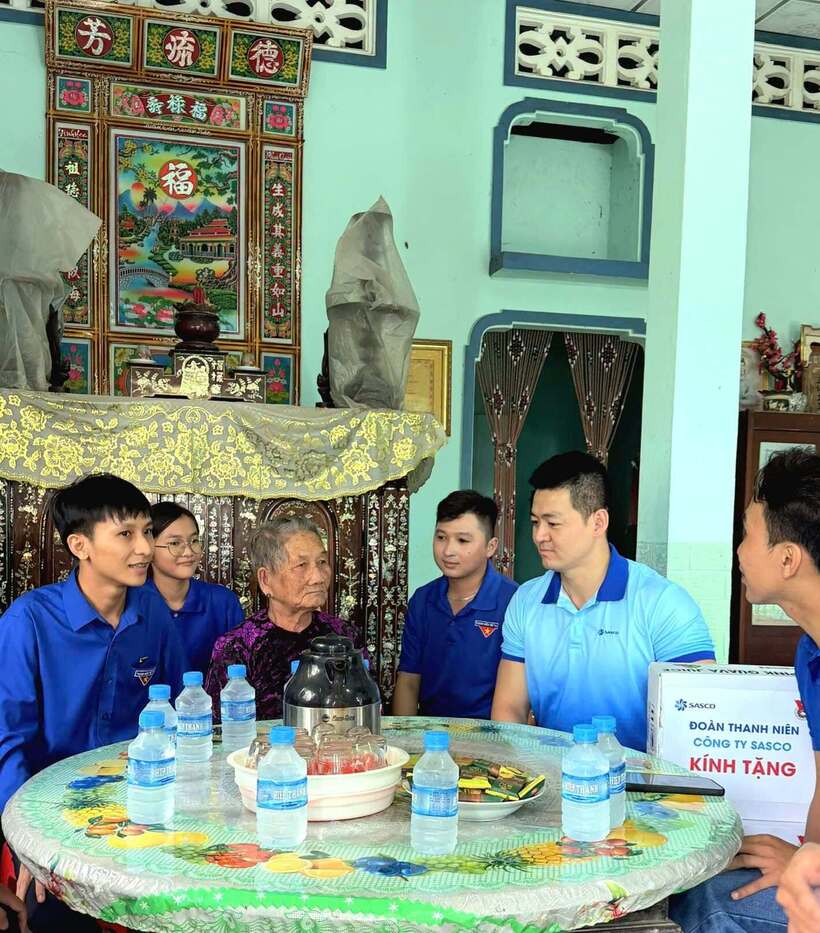 Tuổi trẻ SASCO thăm hỏi Mẹ Việt Nam Anh Hùng Hồ Thị Mười (Tân Trụ, Tây Ninh). Ảnh DNCC