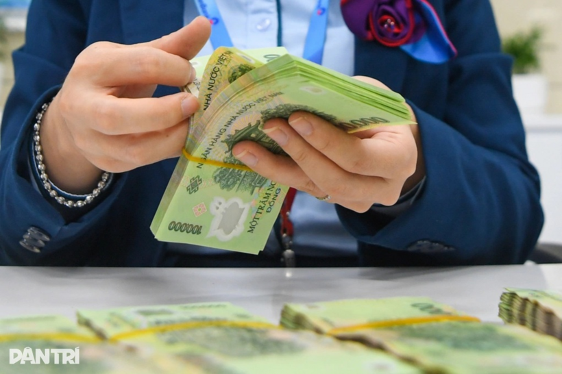 Kiểm tra giao dịch tiền tại ngân hàng (Ảnh: Mạnh Quân).