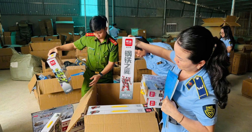 Lực lượng chức năng phối hợp kiểm kê số hàng hóa chưa xuất trình được giấy tờ chứng minh nguồn gốc, xuất xứ. (Ảnh: Công an Thanh Hóa)