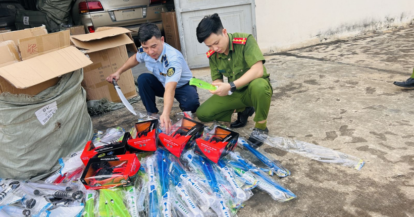 Lực lượng chức năng phối hợp kiểm kê số hàng hóa chưa xuất trình được giấy tờ chứng minh nguồn gốc, xuất xứ. (Ảnh: Công an Thanh Hóa)