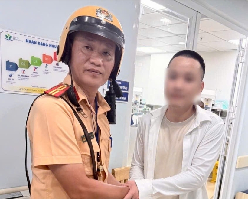Nhận được sự hỗ trợ kịp thời, bố cháu bé thay mặt gia đình cảm ơn CSGT. Ảnh CACC.