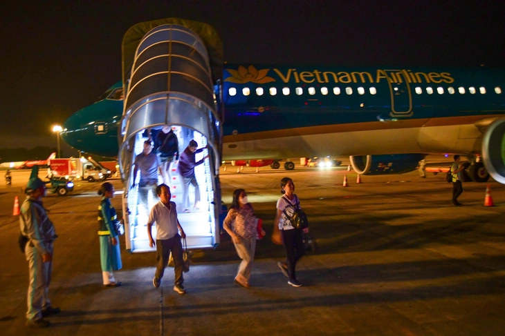 Hành khách đi lại ở sân bay Tân Sơn Nhất - Ảnh: QUANG ĐỊNH