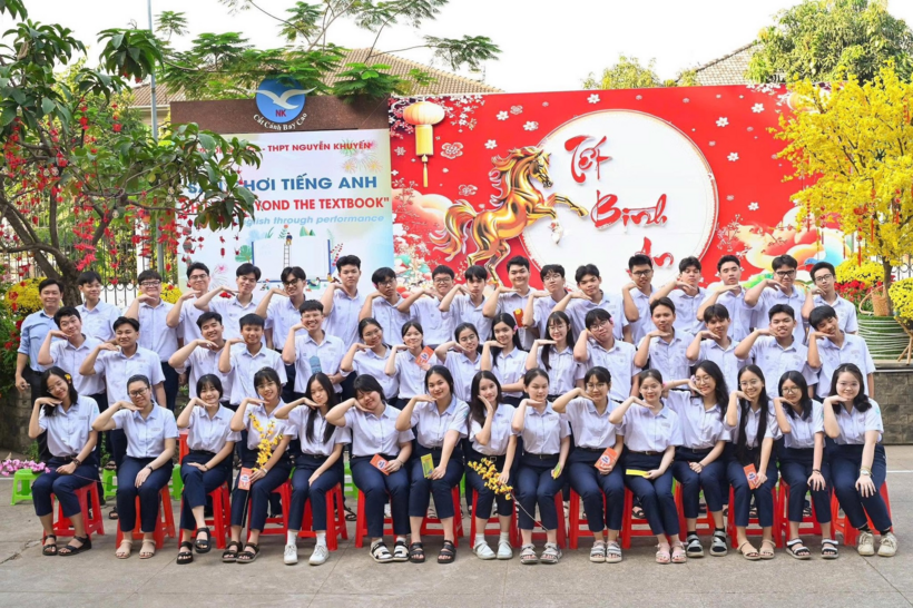 Lớp 12B1 - Trường THCS-THPT Nguyễn Khuyến (TP.HCM). Thầy Trần Thanh Hưng chủ nhiệm (ngoài cùng bên trái). Ảnh: VietNamnet