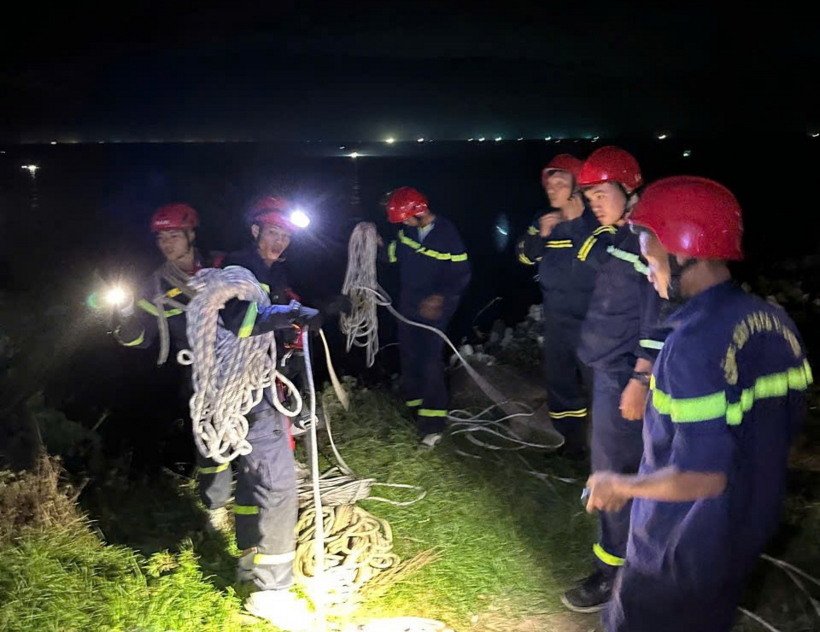 Lực lượng cứu hộ triển khai phương án cứu nạn nhân. Ảnh: G.X/Vietnamnet