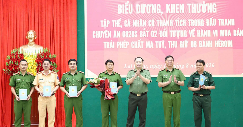 Thiếu tướng Bùi Quyết Toán, Giám đốc Công an tỉnh Lai Châu, tặng hoa chúc mừng các lực lượng tham gia đấu tranh, phá án. (Ảnh: Công an tỉnh Lai Châu)