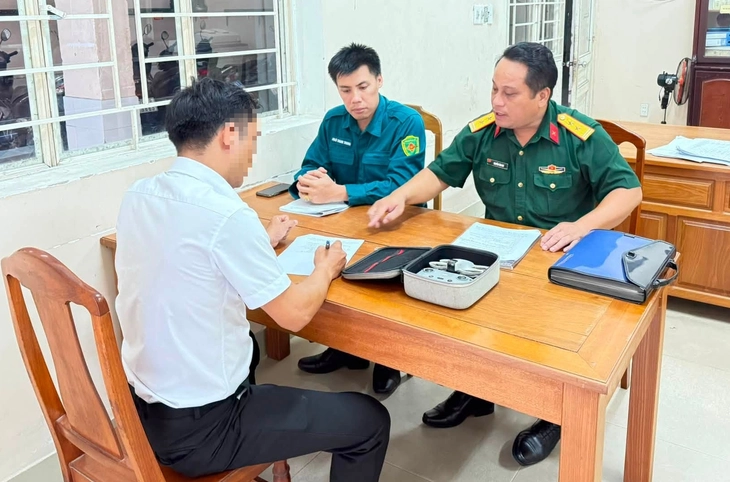 Lực lượng chức năng lập biên bản người điều khiển phương tiện bay không người lái (UAV) hoạt động không giấy phép ngày 11/8 - Ảnh: Ban Chỉ huy quân sự phường Hải Châu